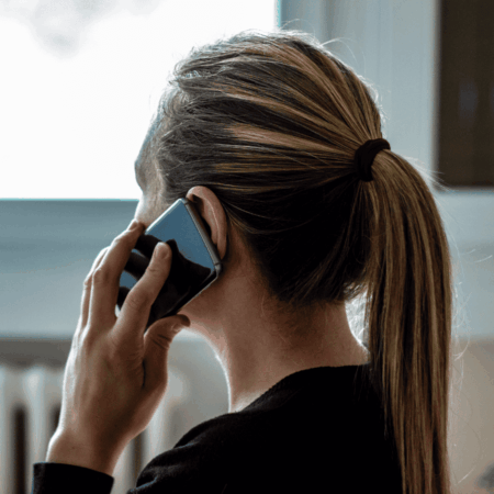 Parler anglais au téléphone sans stress : expressions et conseils