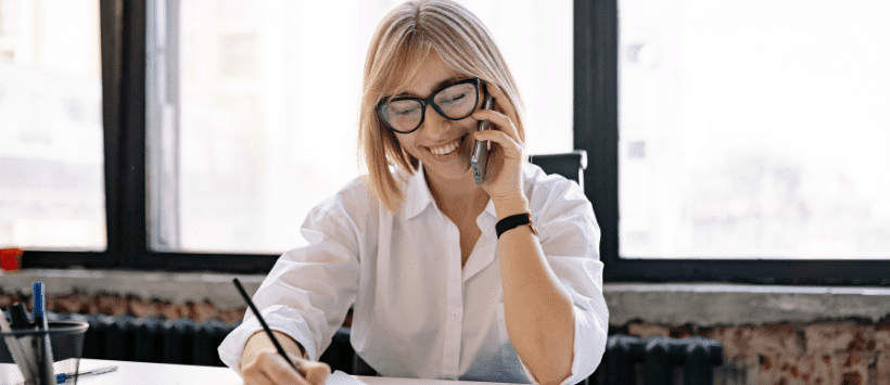 Parler anglais au téléphone sans stress : expressions et conseils