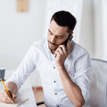 Parler anglais au téléphone sans stress : expressions et conseils