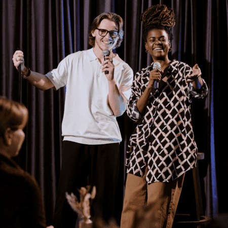 Apprendre l’anglais grâce à l’humour et le stand up ! Nos humoristes préférés