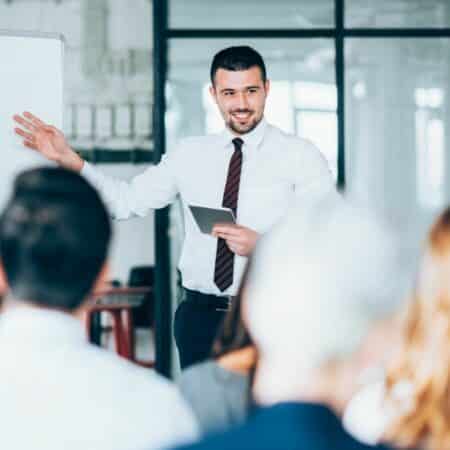 Pitcher en espagnol : convaincre vos clients hispanophones dès les premiers mots